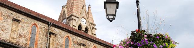 glise-fleurs-candelabre-mairie-dallevard-les-bains.jpg