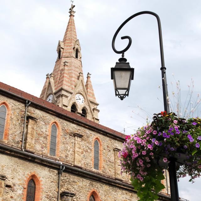 glise-fleurs-candelabre-mairie-dallevard-les-bains.jpg