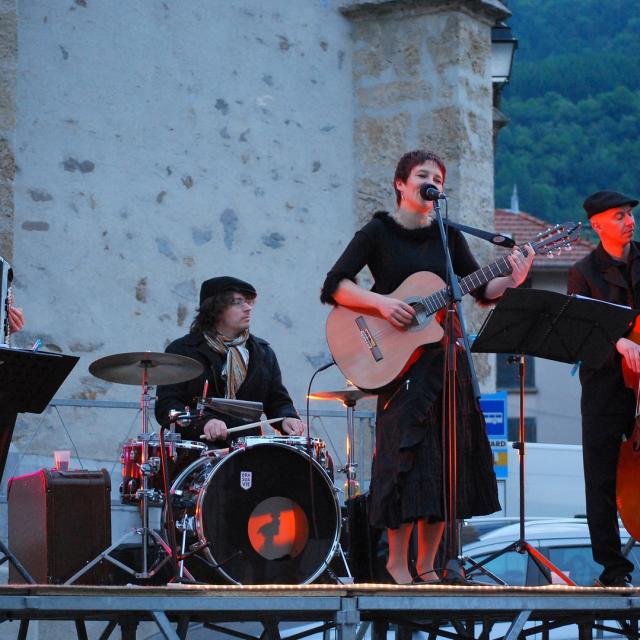 groupe-de-musique-devant-lglise-mairie-dallevard-les-bains.jpg