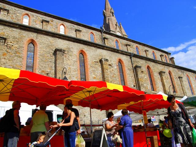 march-jeudi-glise-mairie-dallevard-les-bains.jpg