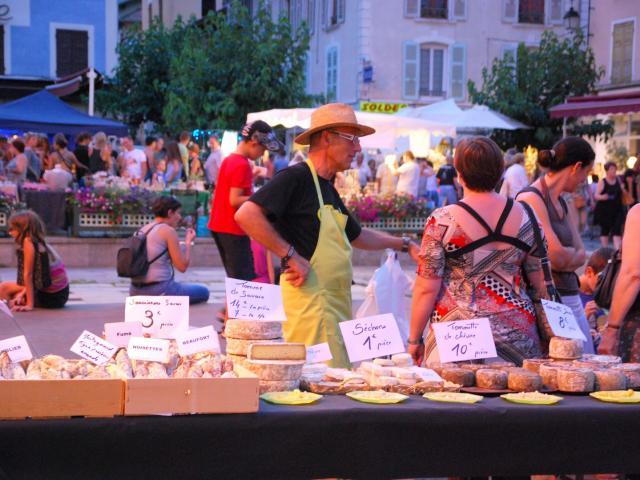 Marché Nocturne Fromager ©mairie D'allevard Les Bains