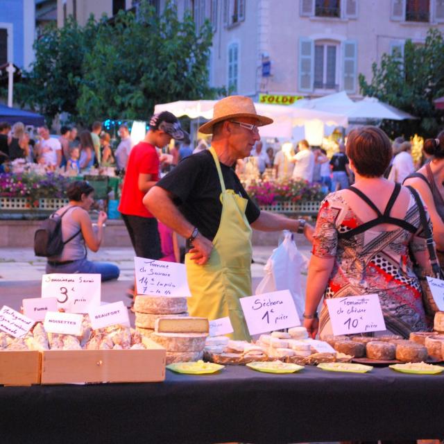 Marché Nocturne Fromager ©mairie D'allevard Les Bains