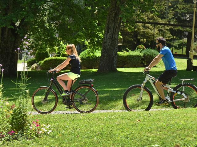 velo-dans-le-parc-des-thermes-allevard-credit-photo-j-damase.jpg