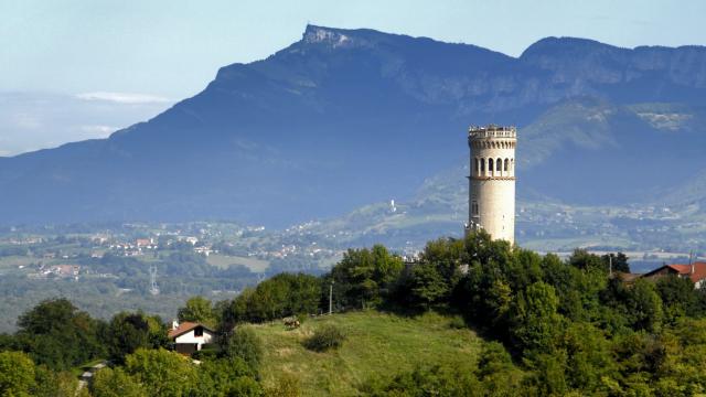 vue-du-hameau-et-des-bauges.jpg