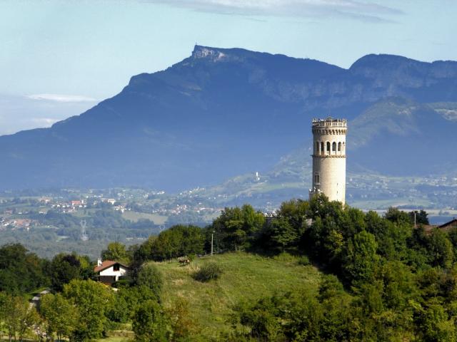 vue-du-hameau-et-des-bauges.jpg